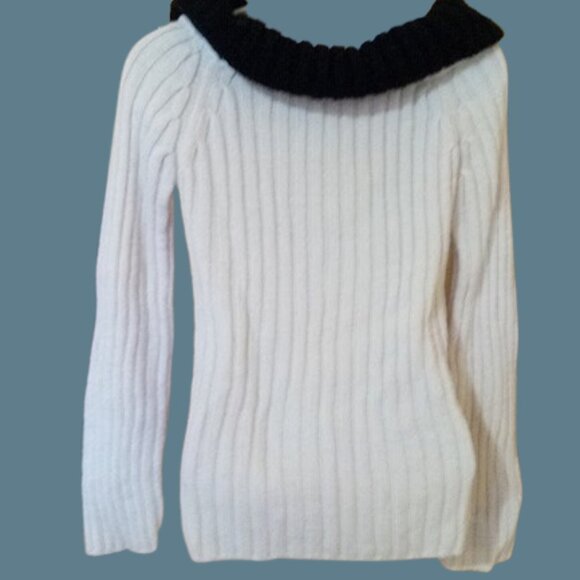 White, Black and Red Vintage Wool Blend Sweater Fits Size Small - Picture 3 of 5